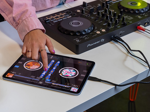 Pioneer DJ rekordbox iOS App with DDJ-FLX4